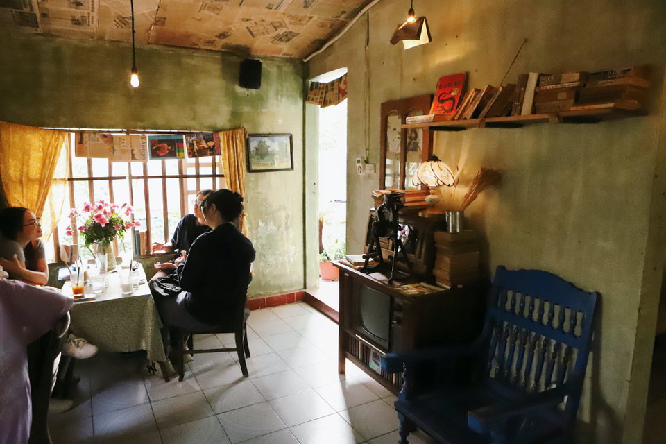 Chủ quán đã tìm kiếm những vật dụng từ thời bao cấp như đèn dầu, radio cũ, đồng hồ treo tường và tất nhiên là máy pha càphê cổ điển. Mỗi vật phẩm đều có một câu chuyện riêng, mang đến sự chân thực và cuốn hút cho quán càphê. (Ảnh: Quỳnh Anh/Vietnam+)