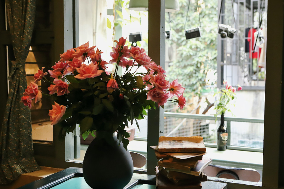 Những bình hoa hay bộ bàn ghế đều được chủ quán mua lại tại xưởng đồ cũ và những nơi sưu tầm đồ cổ để có thể tái hiện lại được không gian thời bao cấp đúng như không gian quán hiện tại. (Ảnh: Quỳnh Anh/Vietnam+)