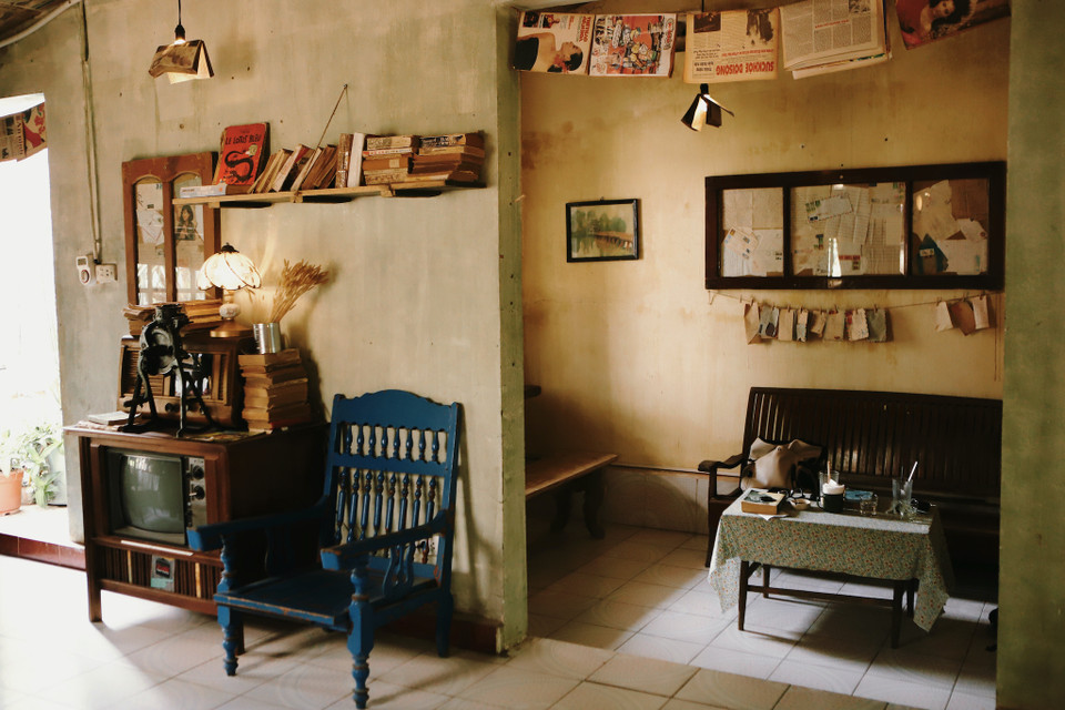 Tọa lạc trong một con ngõ nhỏ ở phố Thái Thịnh (Hà Nội), Tiệm Cà Phê Thư Báo hiện lên với phong cách thời bao cấp, đưa người thưởng thức trở lại những kỷ niệm và hương vị của quá khứ. (Ảnh: Quỳnh Anh/Vietnam+)