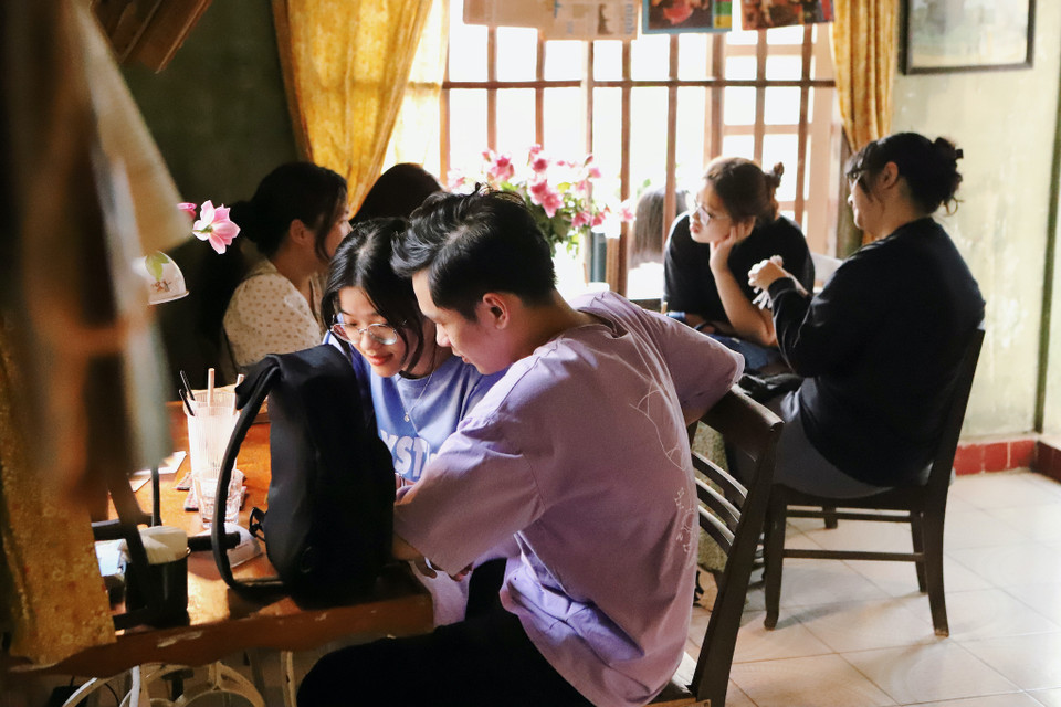 Điểm đặc biệt khiến quán càphê thu hút các bạn trẻ là sự tận tâm và tỉ mỉ. Không gian quán yên tĩnh rất thích hợp cho những bạn đến để làm việc, chụp ảnh hay thậm chí được trải nghiệm đọc nhưng bức thư tay xưa. (Ảnh: Quỳnh Anh/Vietnam+)