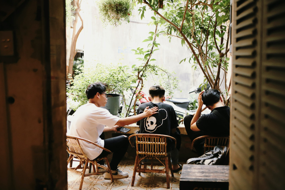 Được biết đến là một không gian yên tĩnh, mộc mạc và lịch sử, bên trong quán có những món đồ được tận dụng lại từ chính căn nhà cổ này cùng với các vật dụng của thời kỳ bao cấp như bàn ghế gỗ cũ kỹ và bộ đồ chơi xưa. Ngoài ra, quán còn giữ được phong cách kiến trúc của chính căn nhà thời kỳ bao cấp với những bức tường gạch thô, cửa sổ nhỏ và mái tôn xưa kĩ. (Ảnh: Quỳnh Anh/Vietnam+)