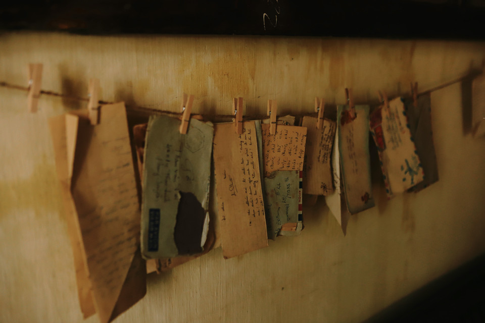 Những bức thư tay được treo tại quán là những bức thư những thời bao cấp được mua từ một nhà sưu tầm. Từ nhưng bức thư tình yêu thời chiến đấu tới những bức thư một chiều... tất cả đều có trong cửa hàng. (Ảnh: Quỳnh Anh/Vietnam+)