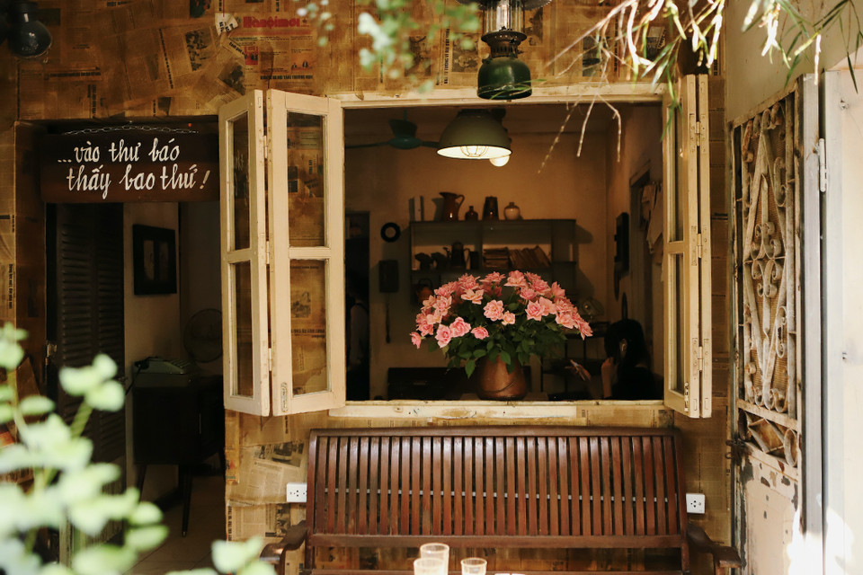 Ngay từ khi bước vào, khách hàng sẽ cảm nhận ngay không khí đậm chất quê hương. Cửa quán được làm từ gỗ tự nhiên cũ kỹ, với những vết xước và mảnh vỡ chứng tỏ thời gian đã trôi qua. (Ảnh: Quỳnh Anh/Vietnam+)