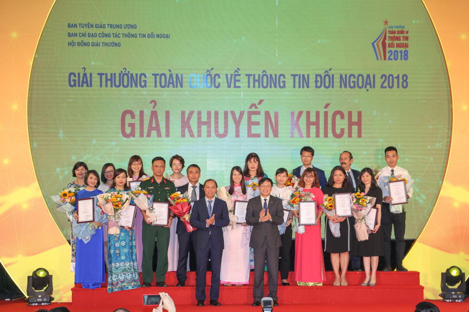 Các nhóm tác giả đạt giải Khuyến khích. (Ảnh: Minh Sơn/Vietnam+)