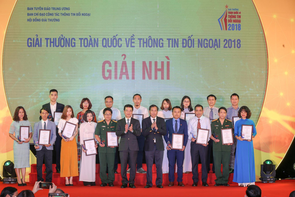 Giải thưởng toàn quốc về thông tin đối ngoại năm 2018 đã lựa chọn 90 tác phẩm xuất sắc để vinh danh trong đó, có 8 giải Nhất, 17 giải Nhì, 25 giải Ba và 40 giải Khuyến khích. (Ảnh: Minh Sơn/Vietnam+)