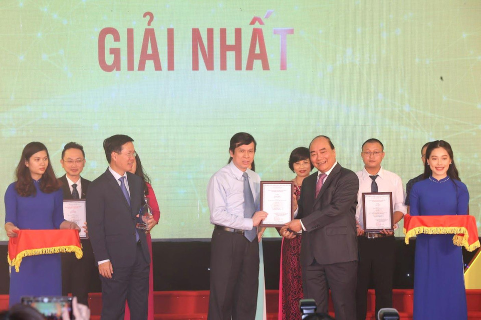 Thủ tướng Nguyễn Xuân Phúc và ông Võ Văn Thưởng, Uỷ viên Bộ Chính trị, Bí thư Trung ương Đảng, Trưởng ban Tuyên giáo Trung ương trao giải Nhất cho các tác giả. (Ảnh: Minh Sơn/Vietnam+)