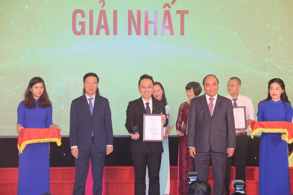 Thủ tướng Nguyễn Xuân Phúc và ông Võ Văn Thưởng, Ủy viên Bộ Chính trị, Bí thư Trung ương Đảng, Trưởng ban Tuyên giáo Trung ương trao giải Nhất cho các tác giả. (Ảnh: Minh Sơn/Vietnam+)