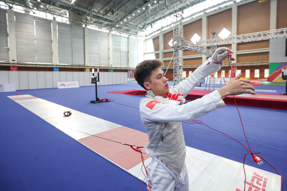 Các kiếm thủ của đội tuyển đấu kiếm quốc gia phải tập trung cao độ chuẩn bị cho SEA Games 31. Chỉ tiêu cho đội tuyển đấu kiếm là giành 3 tấm huy chương vàng. (Ảnh: Minh Sơn/Vietnam+)