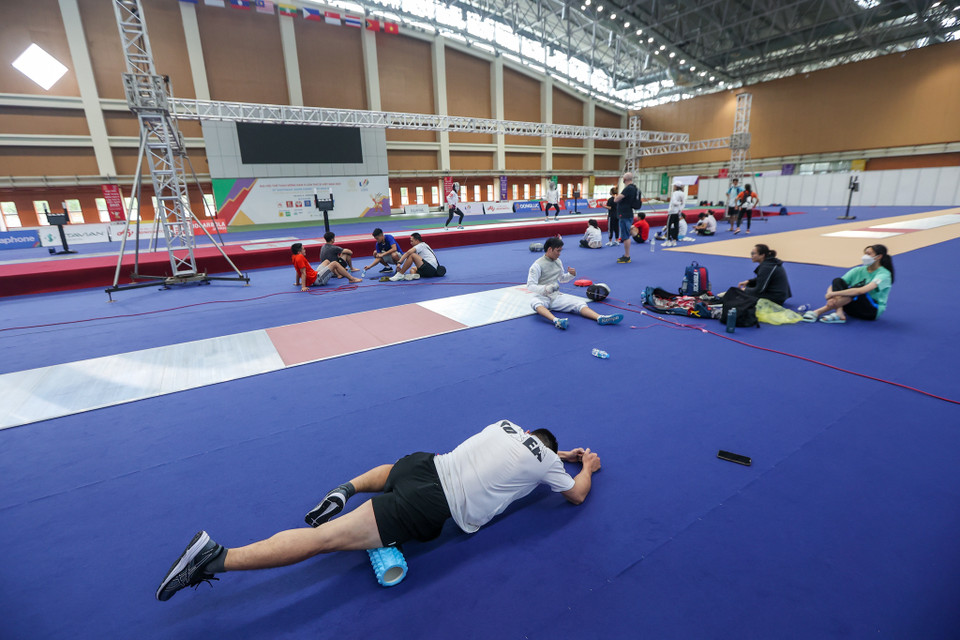 Chuẩn bị cho SEA Games 31, đội tuyển đấu kiếm Việt Nam với 4 huấn luyện viên, 1 huấn luyện viên thể lực, 24 vận động viên đã được tập trung từ ngày 1/1/2022 tại Trung tâm Huấn luyện và thi đấu thể thao Hà Nội. (Ảnh: Minh Sơn/Vietnam+)