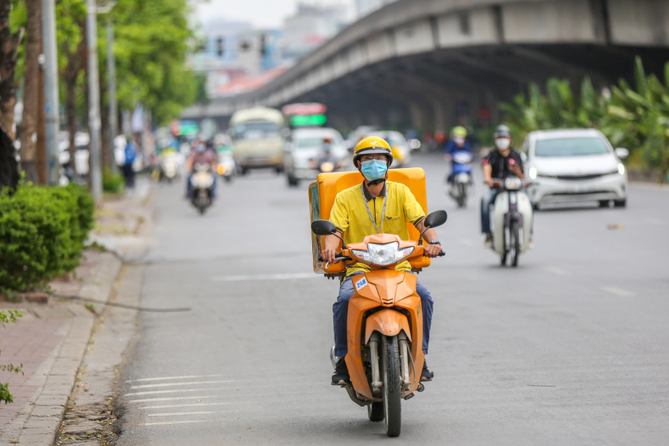 Các bưu tá sau khi nhận hàng tại bưu cục sẽ nhanh chóng vận chuyển đến tận tay khách hàng nhằm đảm bảo chất lượng quả vải được tốt nhất. (Ảnh: Minh Sơn/Vietnam+)