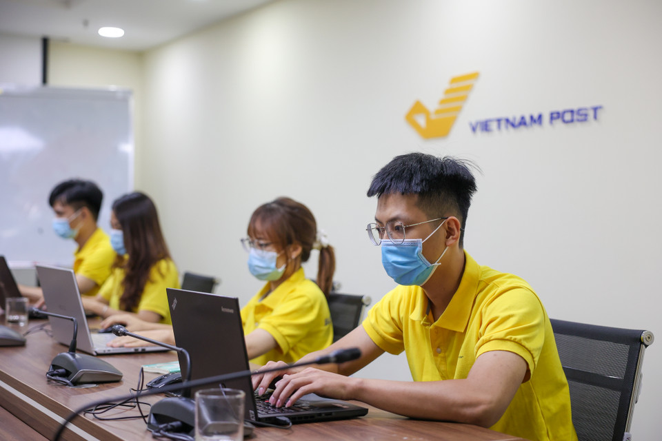 Cũng trong những ngày này, cán bộ nhân viên sàn thương mại điện tử Postmart đã làm việc hết công suất để phục vụ người tiêu dùng trên cả nước. Mỗi ngày có tới hàng chục gian hàng của các nhà cung cấp được thành lập trên sàn Postmart. (Ảnh: Minh Sơn/Vietnam+)