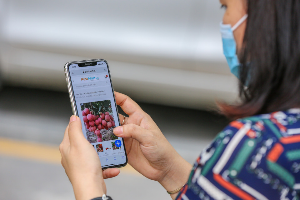 Chị Vinh cho biết, đây là lần thứ 2 chị mua vải qua sàn thương mại điện tử. (Ảnh: Minh Sơn/Vietnam+)