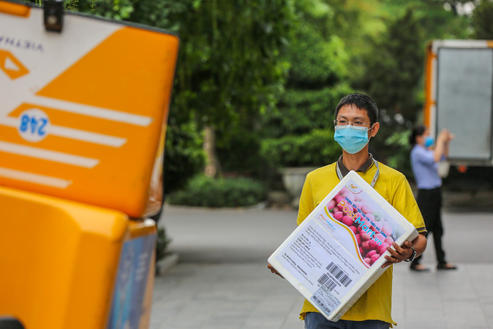 Ngoài ra nhân viên bưu điện khi hỗ trợ phải đảm bảo quy định 5K theo khuyến cáo của Bộ Y tế, 100% các xe vận chuyển đều được phun khử khuẩn, nên việc hỗ trợ tiếp cận người dân ở tỉnh được bảo đảm về mặt sức khỏe. (Ảnh: Minh Sơn/Vietnam+)