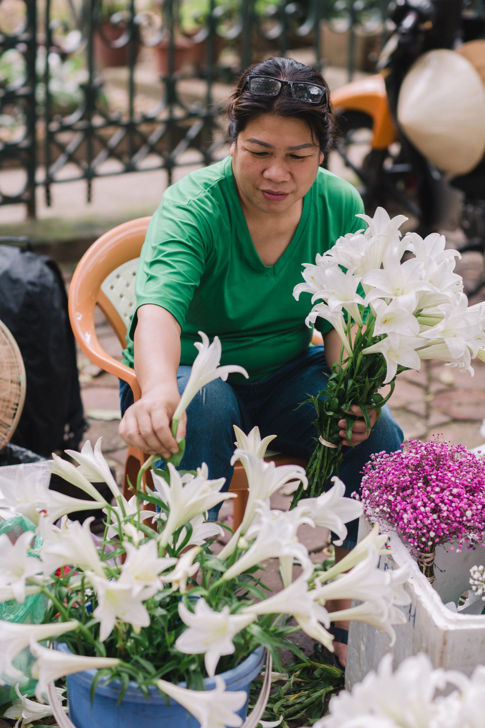 Một góc phố Phan Đình Phùng xuất hiện một vài gánh hàng hoa bán loa kèn đã nở sẵn. (Ảnh: Minh Sơn/Vietnam+)
