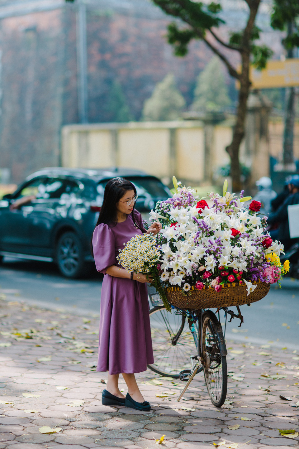 Ở Hà Nội, loa kèn thường được trồng nhiều ở làng hoa Tây Tựu, Quảng Bá, để hoa kịp nở vào tháng Tư người trồng hoa phải trồng củ vào tháng Chín, tháng Mười trước đó. (Ảnh: Minh Sơn/Vietnam+)