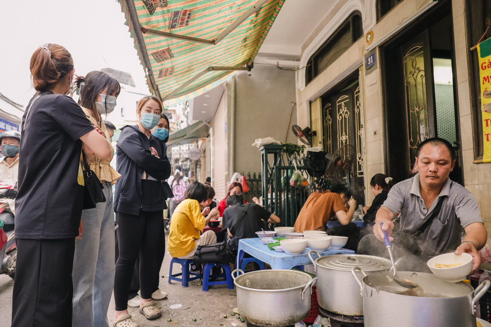 Nằm ngay trong khu chợ nhỏ gần khu dân cư và trường học, quán mì gà tần số 31 ngõ 115 An Dương của vợ chồng anh Thanh, chị Thuỷ trở thành quán quen của nhiều thực khách bởi giá cả hợp lý và chất lượng thơm ngon. (Ảnh: Minh Sơn/Vietnam+)