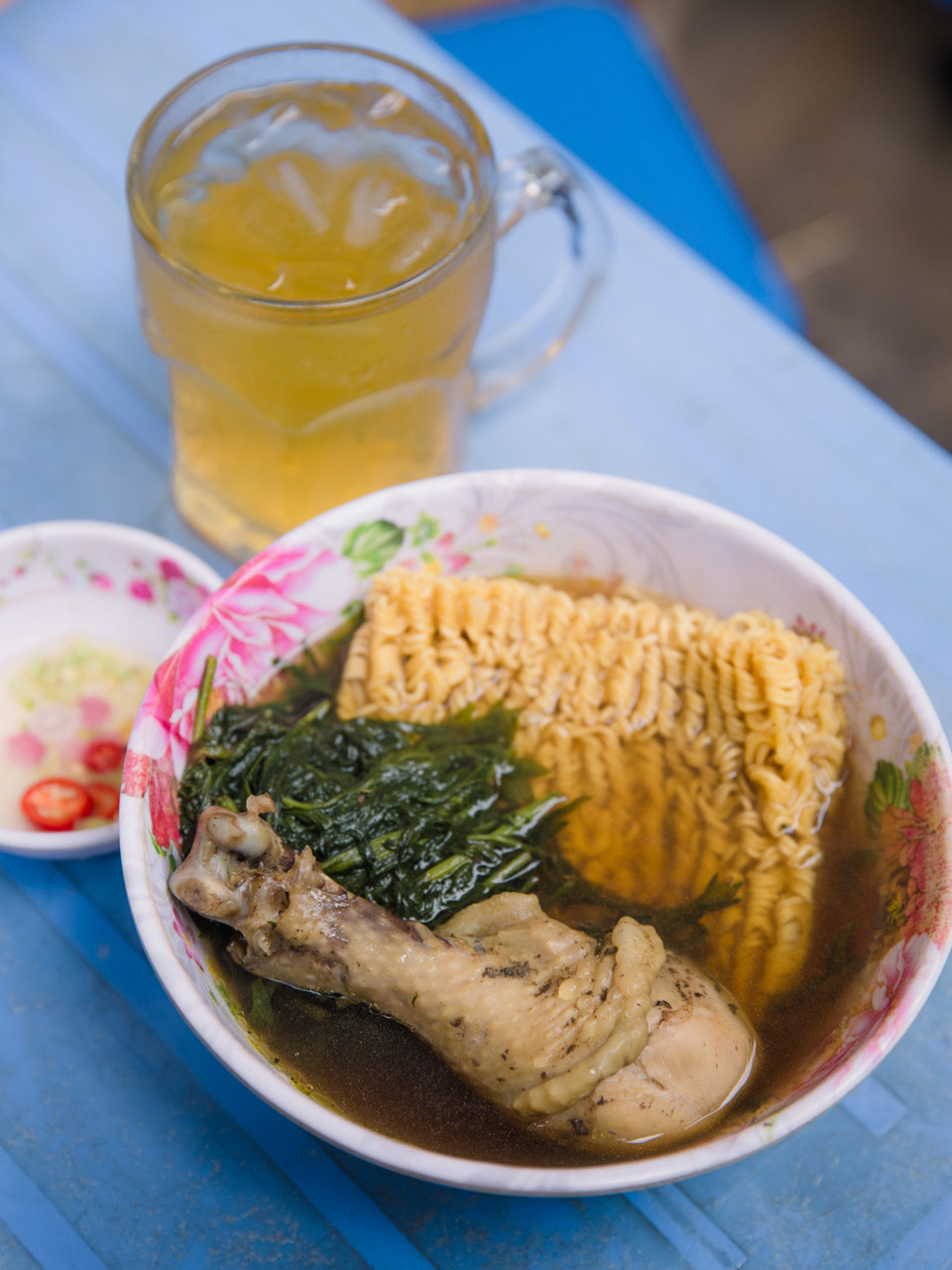 Một bát mì 25 ngàn đồng với cái đùi gà to, ninh mềm ngọt thịt hầm kĩ với ngải cứu đăng đắng và thơm lừng vị thuốc bắc hấp dẫn vị giác. (Ảnh: Minh Sơn/Vietnam+)