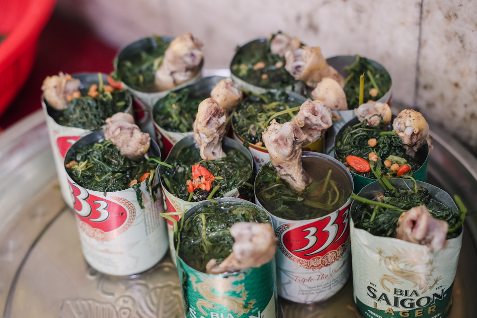 Một tô mì bao gồm một chiếc đùi gà hầm, một chút ngải cứu, kì tử, ý dĩ, hạt sen và một vắt mì có giá 25 ngàn đồng. (Ảnh: Minh Sơn/Vietnam+)