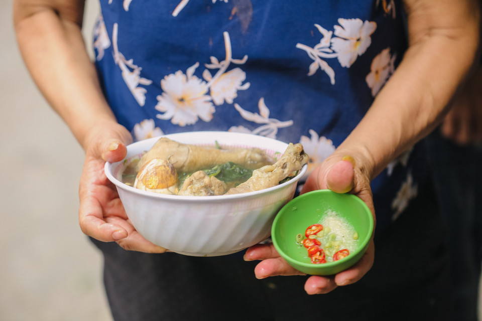 Mì gà tần thường khá kén người ăn bởi không phải ai cũng thích mùi vị thuốc bắc, nhưng với những ai đã thích thì chắc chắn sẽ nghiện. (Ảnh: Minh Sơn/Vietnam+)