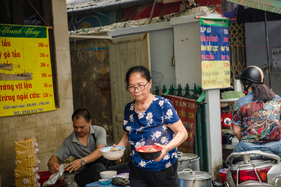 Dù chưa phải đến giờ tan tầm nhưng quán ăn vỉa hè nhỏ của anh chị lúc nào cũng đông nghịt khách. (Ảnh: Minh Sơn/Vietnam+)