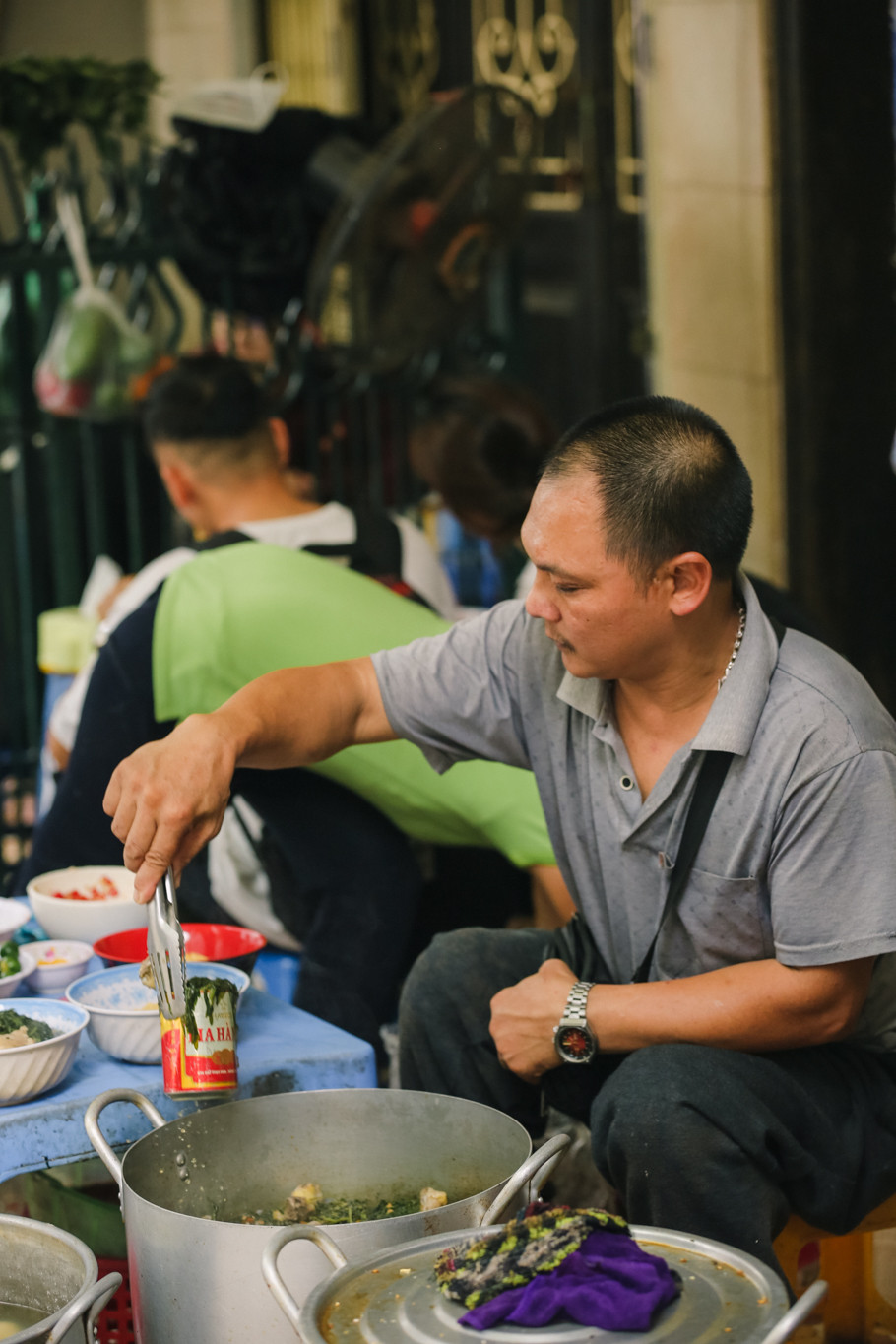 Anh Thanh cho biết, mỗi ngày vợ chồng anh có thể bán tới gần 1 ngàn suất mì gà tần. (Ảnh: Minh Sơn/Vietnam+)