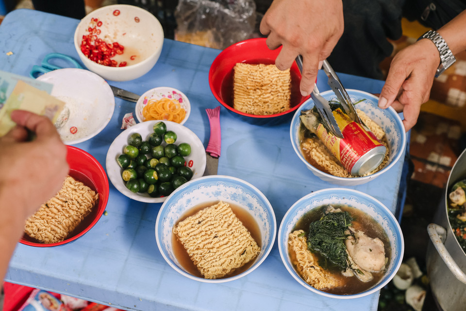 Tô mì được trình bày đơn giản, màu vàng của mì, màu xanh của rau ngải cứu, màu nâu của miếng thịt đùi và chút đỏ của gia vị hòa quyện tạo nên một món ăn hấp dẫn. (Ảnh: Minh Sơn/Vietnam+)