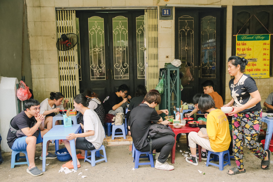 Rất nhiều người đã trở thành khách quen tại quán vì món mì gà tần thơm ngon cùng thái độ hiếu khách của ông bà chủ. (Ảnh: Minh Sơn/Vietnam+)