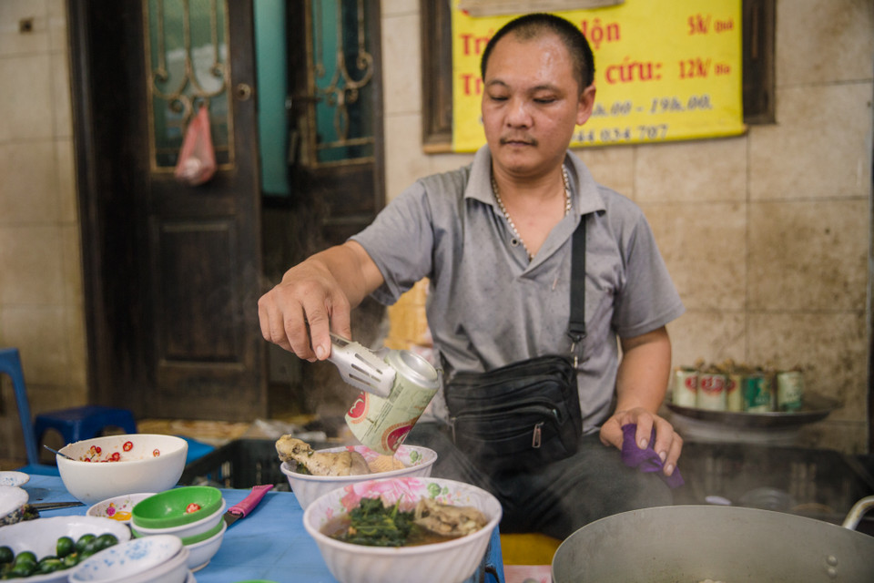 Nhiều thực khách Thủ đô truyền tai nhau về một quán gà tần trong lon nằm tại con ngõ nhỏ tại phố An Dương. Quán vỉa hè nhưng lại rất được lòng những vị khách sành ăn. (Ảnh: Minh Sơn/Vietnam+)