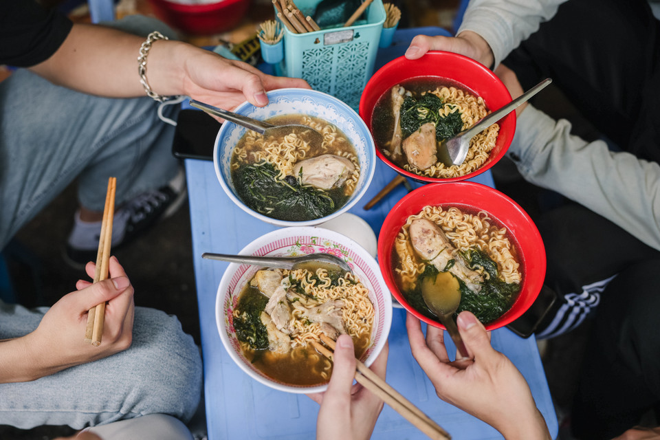 Nhiều thực khách cho biết quán ăn có giá thành rẻ, hương vị vừa miệng nên thường xuyên lựa chọn. Thực khách đến đây chủ yếu là sinh viên, người lao động phổ thông. (Ảnh: Minh Sơn/Vietnam+)