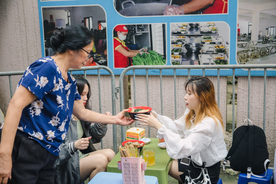 Bát mì gà tần với mức giá vô cùng hợp lý dễ thương khiến ai cũng muốn thử một lần cho biết. (Ảnh: Minh Sơn/Vietnam+)