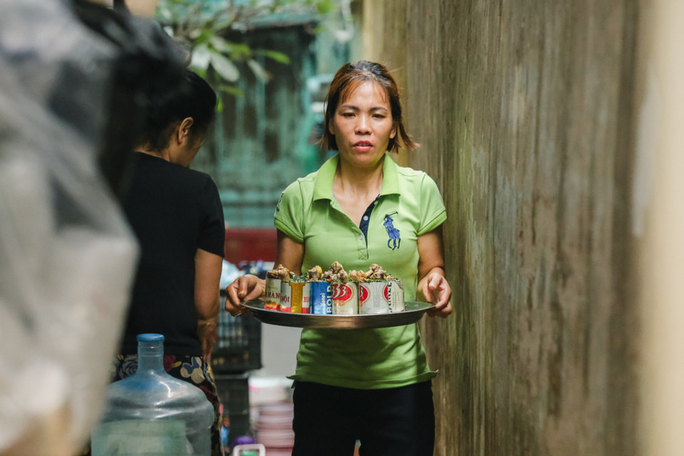 Chủ quán là chị Phạm Thị Thủy và anh Trịnh Kế Thanh. Hai vợ chồng anh chị đã có hơn 12 năm bán mì gà tần. (Ảnh: Minh Sơn/Vietnam+)