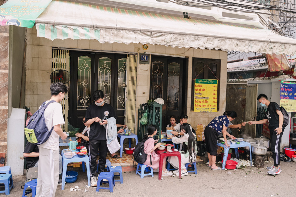 Nếu đã quen với những suất mì gà tần có giá từ 40-100 ngàn đồng trở lên, có lẽ nhiều thực khách sẽ bị bất ngờ bởi mức giá cực rẻ của món mì gà tần khu vực An Dương. (Ảnh: Minh Sơn/Vietnam+)