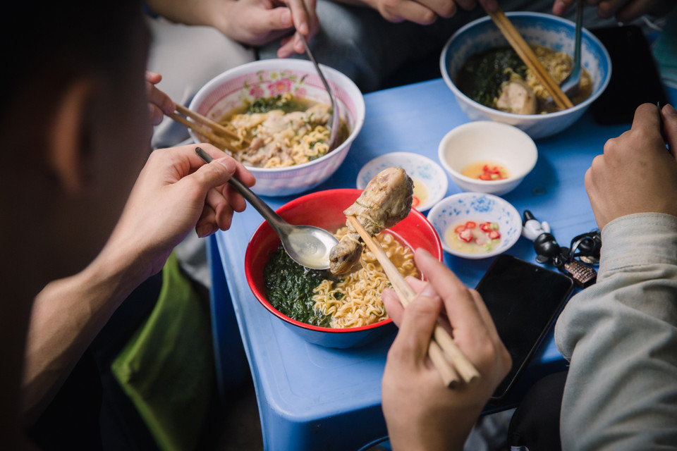 Chủ quán cho biết, mỗi ngày đều phải thức dậy từ 4 giờ sáng để làm gà tần. Quán mở bán từ 6 giờ tới tối. Vào những hôm mát trời, có khi chỉ cuối giờ chiều quán đã hết hàng. (Ảnh: Minh Sơn/Vietnam+)