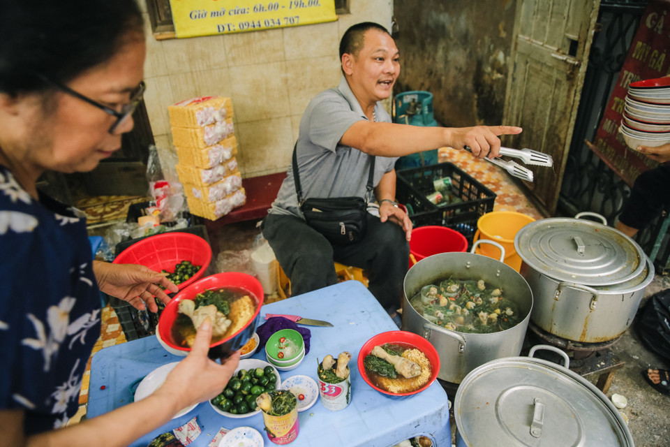 Nước dùng đậm đà vừa khéo đưa đẩy với vị ngăm ngăm của lá ngải cứu hấp dẫn rất nhiều thực khách tìm đến mặc dù đường vào quán hơi khó tìm. (Ảnh: Minh Sơn/Vietnam+)