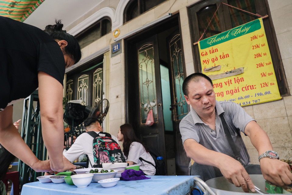 Điểm độc đáo nhất của quán ăn này chính là việc món ăn được nấu trong những lon bia. (Ảnh: Minh Sơn/Vietnam+)