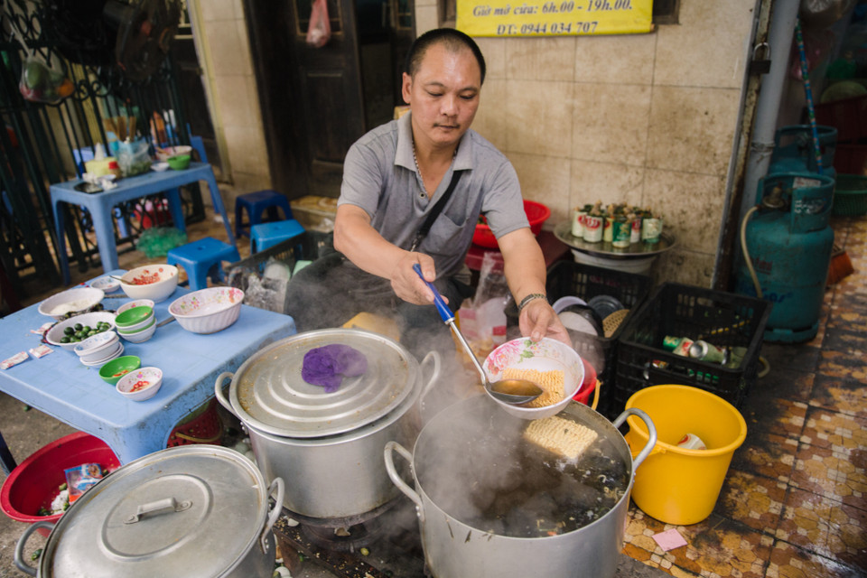 Mì gà tần thuốc bắc là món ăn rất hút thực khách Hà Nội, nhất là mỗi khi thời tiết mát mẻ. (Ảnh: Minh Sơn/Vietnam+)