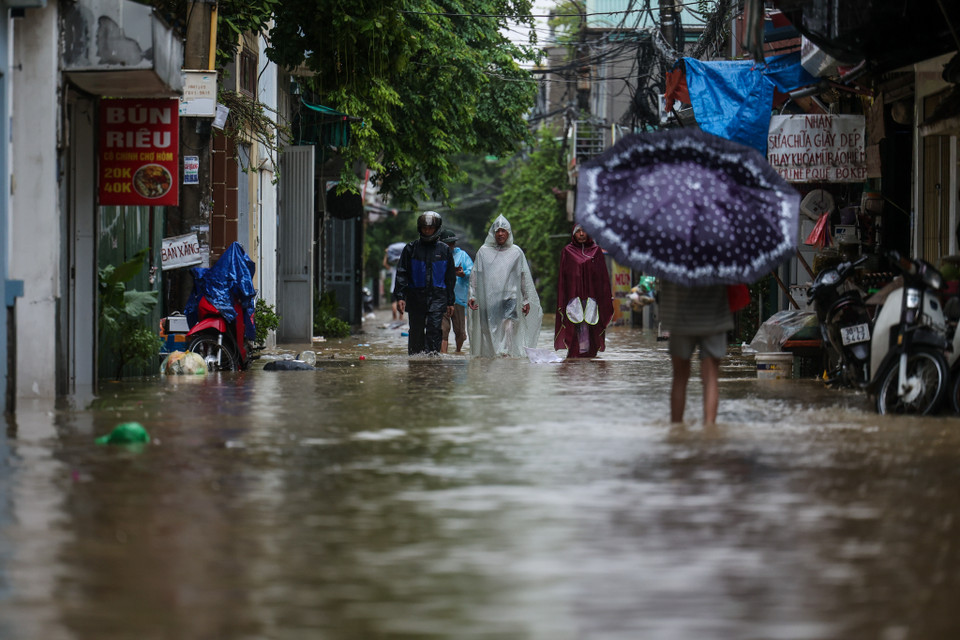 Hiện các phương tiện không thể lưu thông được ở nhiều khu vực ngõ của đường Tứ Liên do nước ngập sâu. (Ảnh: Minh Sơn/Vietnam+)