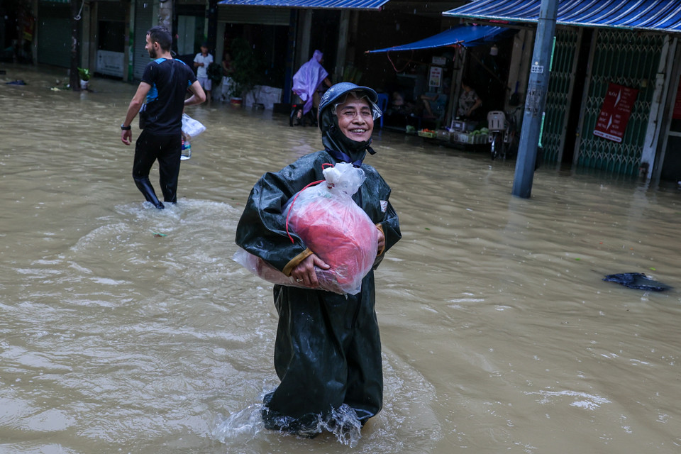 Theo dự báo của Trung tâm khí tượng Thủy văn Quốc gia, do ảnh hưởng của dải hội tụ nhiệt đới có trục qua Bắc Bộ kết hợp áp cao lục địa tăng cường, từ nay đến sáng 12/9 thành phố Hà Nội tiếp tục có mưa vừa, mưa to, có nơi mưa rất to và giông. Trong mưa giông có thể có ra lốc, sét và gió giật mạnh. (Ảnh: Minh Sơn/Vietnam+)