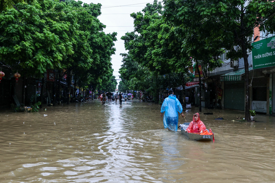 Trước diễn biến phức tạp của mưa lũ khiến nước sông Hồng dâng cao ở mức báo động, thực hiện sự chỉ đạo của cấp trên, phường Tứ Liên, quận Tây Hồ, Hà Nội trong những ngày qua, đã triển khai các lực lượng ứng trực sẵn sàng chiến đấu với mưa bão để cứu nạn, cứu hộ trên địa bàn 24/24 giờ. (Ảnh: Minh Sơn/Vietnam+)
