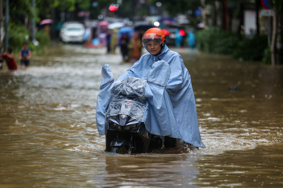 Một phương tiện bị chết máy vì cố gắng đi qua vùng nước ngập sâu. (Ảnh: Minh Sơn/Vietnam+)