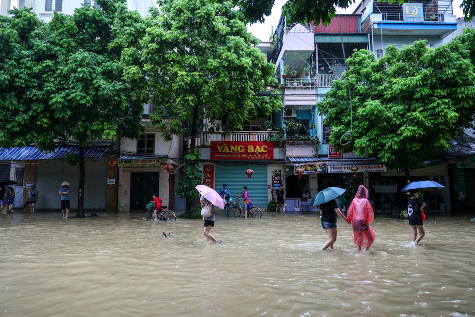 Theo người dân nơi đây cho biết, từ chiều ngày 10/9, nước bắt đầu dâng và tràn vào các ngõ ngách của khu vực đường Tứ Liên. (Ảnh: Minh Sơn/Vietnam+)