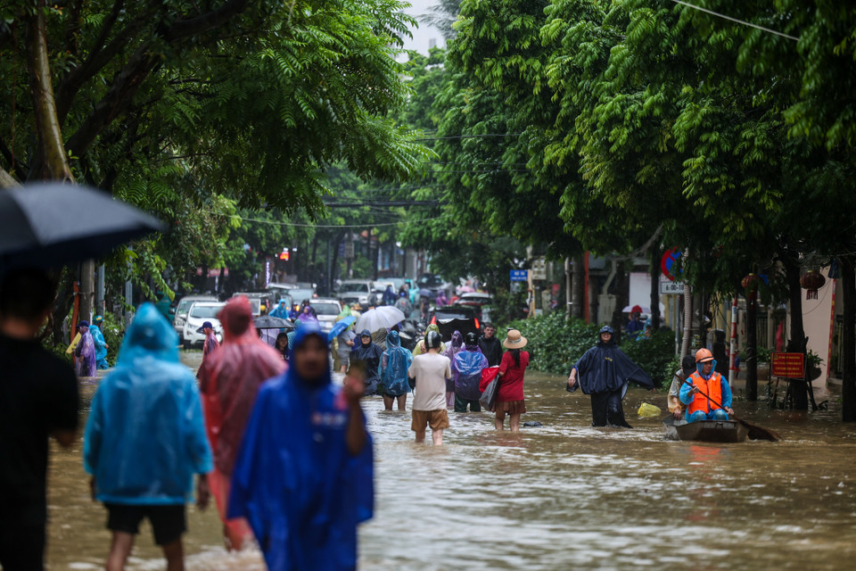 Nước lũ sông Hồng đổ về nhanh chóng khiến hàng trăm hộ gia đình sống ở khu vực Tứ Liên (Tây Hồ) phải thu dọn đồ đạc và di tản ngay từ đêm 10/9. (Ảnh: Minh Sơn/Vietnam+)