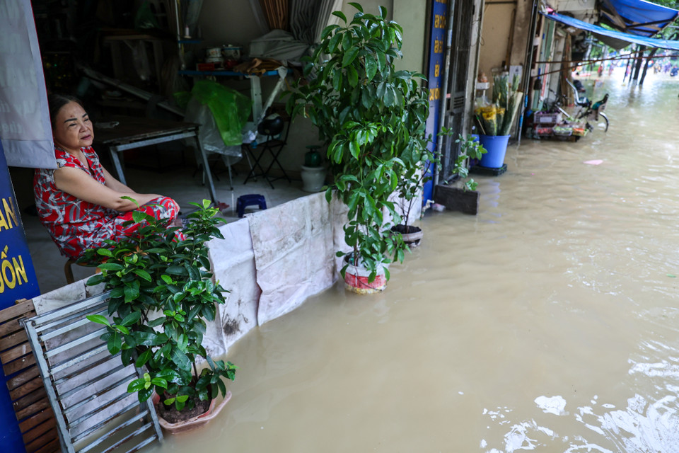 Một hộ dân sống tại đây từ năm 1993 chia sẻ, gia đình đã có kinh nghiệm phòng chống lụt nên mỗi lần nước lũ dâng cao đều nhanh chóng xử lý như dùng vách chặn rác dâng vào nhà. (Ảnh: Minh Sơn/Vietnam+)