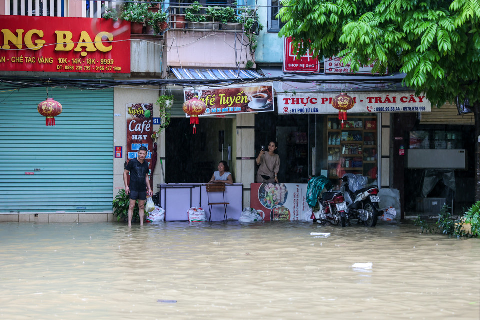 Có nhiều hộ dân đã phải tôn nền nhà lên rất cao để phòng tránh lũ lụt. (Ảnh: Minh Sơn/Vietnam+)