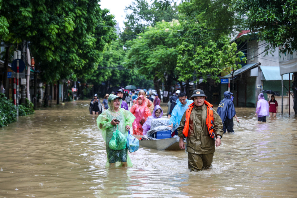 Mực nước dâng khá nhanh, ghi nhận thời điểm 15 giờ ngày 11/9, mực nước có nơi ngập tới khoảng 5-60 cm. (Ảnh: Minh Sơn/Vietnam+)