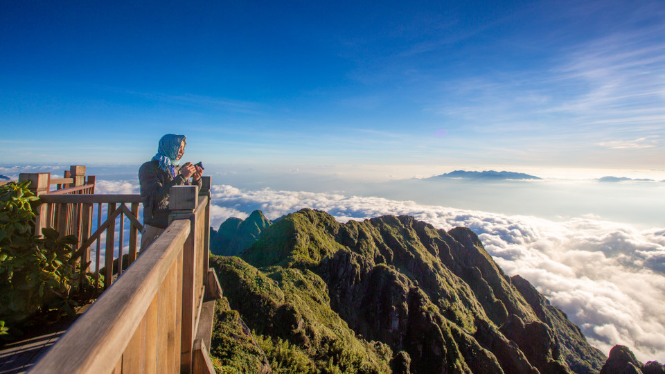 Mây sà xuống thấp dưới thị xã nên từ đỉnh Fansipan du khách sẽ được ngắm một biển mây trắng phủ kín đến tận chân trời. (Ảnh: Minh Sơn/Vietnam+)