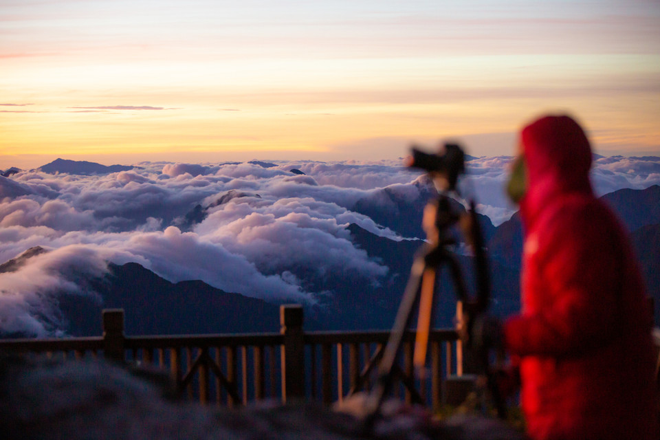 Sóng mây lúc thì mềm mại dịu dàng như những thảm bông êm ái, khi lại cuồn cuộn cuốn lấy những đỉnh núi xanh biếc, rồi bỗng chốc tan biến trên nền trời. (Ảnh: Minh Sơn/Vietnam+)