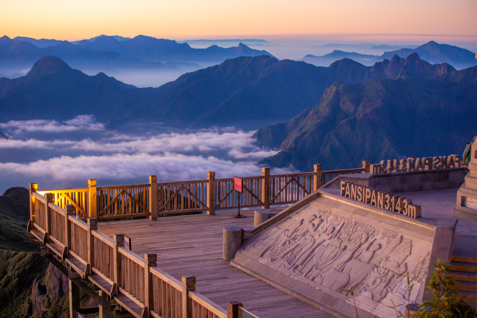 Khi thì đỉnh núi trở nên tím ngắt. (Ảnh: Minh Sơn/Vietnam+)