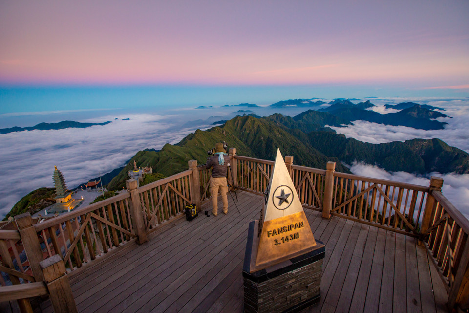 Nhưng theo nhiều chuyên gia, thời điểm ngắm biển mây đẹp nhất trên đỉnh Fansipan lại là lúc hoàng hôn. (Ảnh: Minh Sơn/Vietnam+)