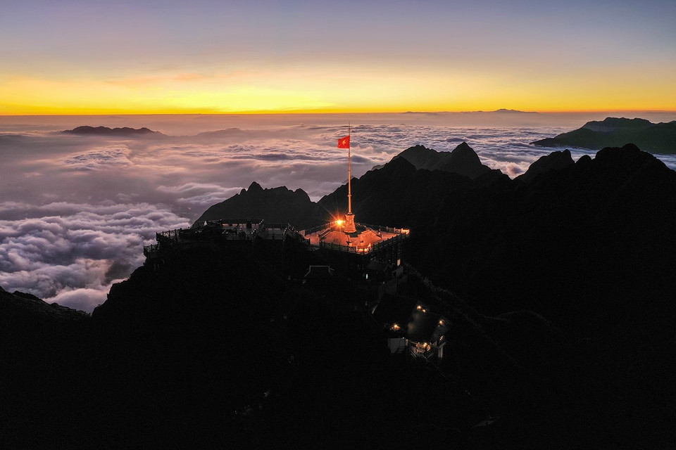 Đỉnh Fansipan - Nóc nhà của Đông Dương cũng vì thế mà hiện lên với đủ các sắc màu, vẻ đẹp từng thời điểm khác nhau dù bình minh hay hoàng hôn, nắng gắt hay giá rét. (Ảnh: Minh Sơn/Vietnam+)